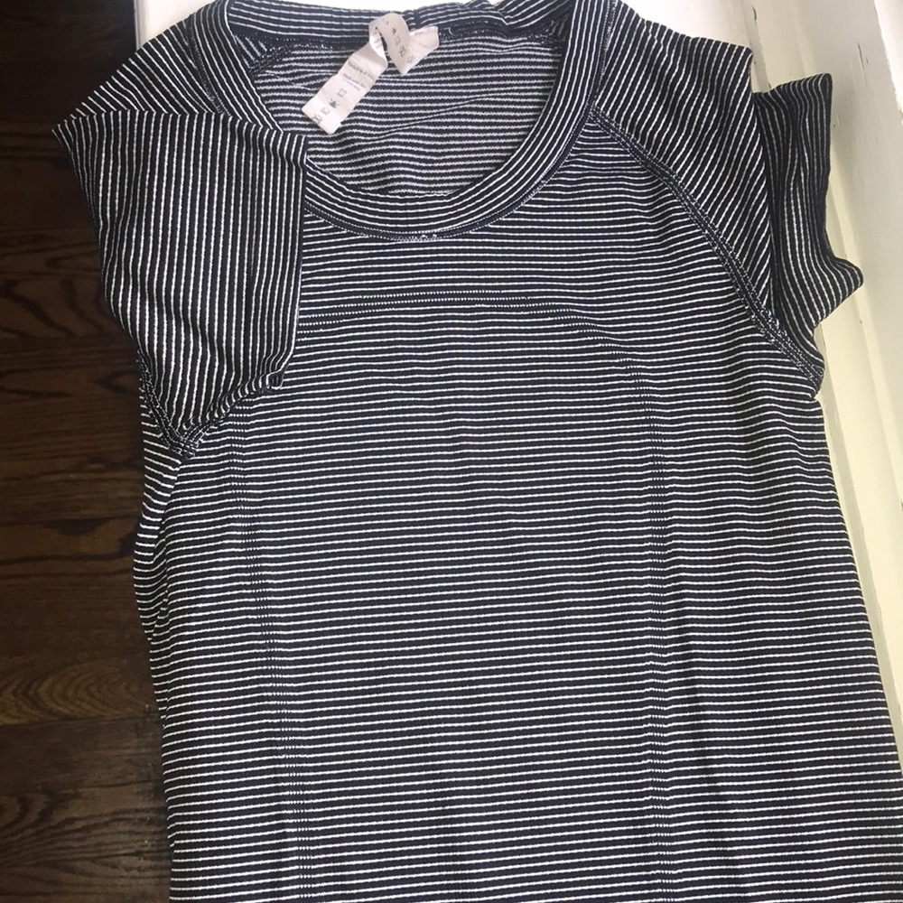 Lululemon short sleeve shirt